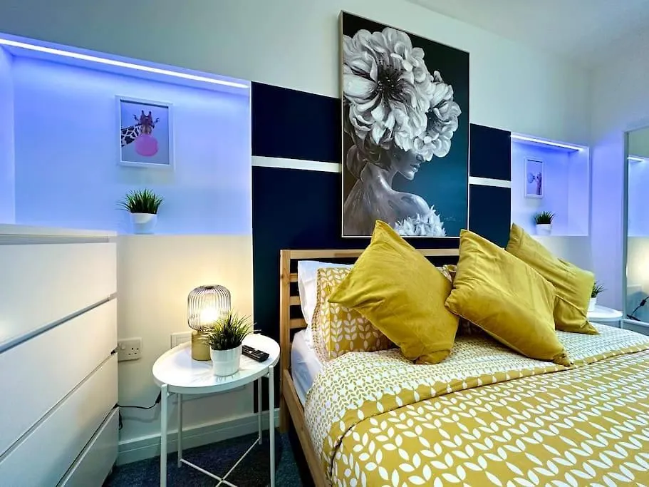 Massive New 8 Bedroom House Sleeps Up To 21 - Accepts Groups - Great Location - Free Parking - Fast Wifi - Smart Tvs - Sleeps Up To 21 People - Close To Bournemouth & Poole Town Centre & Sandbanks