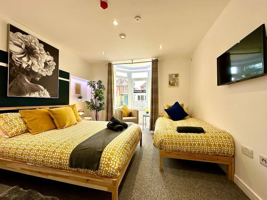 Massive New 8 Bedroom House Sleeps Up To 21 - Accepts Groups - Great Location - Free Parking - Fast Wifi - Smart Tvs - Sleeps Up To 21 People - Close To Bournemouth & Poole Town Centre & Sandbanks 英国