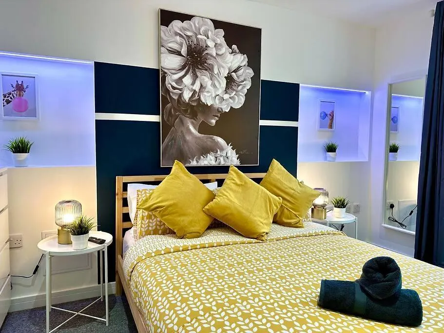 Massive New 8 Bedroom House Sleeps Up To 21 - Accepts Groups - Great Location - Free Parking - Fast Wifi - Smart Tvs - Sleeps Up To 21 People - Close To Bournemouth & Poole Town Centre & Sandbanks 英国