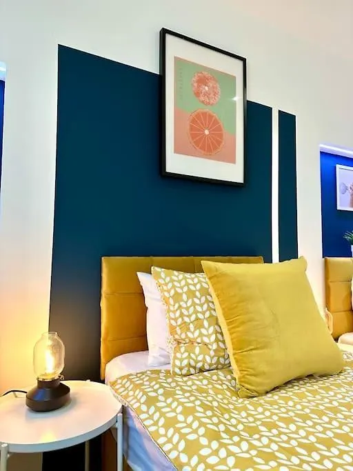 Massive New 8 Bedroom House Sleeps Up To 21 - Accepts Groups - Great Location - Free Parking - Fast Wifi - Smart Tvs - Sleeps Up To 21 People - Close To Bournemouth & Poole Town Centre & Sandbanks