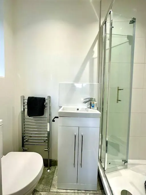 度假居 Massive New 8 Bedroom House Sleeps Up To 21 - Accepts Groups - Great Location - Free Parking - Fast Wifi - Smart Tvs - Sleeps Up To 21 People - Close To Bournemouth & Poole Town Centre & Sandbanks 英国