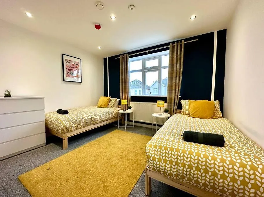 Massive New 8 Bedroom House Sleeps Up To 21 - Accepts Groups - Great Location - Free Parking - Fast Wifi - Smart Tvs - Sleeps Up To 21 People - Close To Bournemouth & Poole Town Centre & Sandbanks
