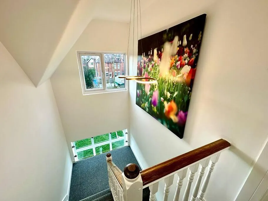 Massive New 8 Bedroom House Sleeps Up To 21 - Accepts Groups - Great Location - Free Parking - Fast Wifi - Smart Tvs - Sleeps Up To 21 People - Close To Bournemouth & Poole Town Centre & Sandbanks 0*,  英国