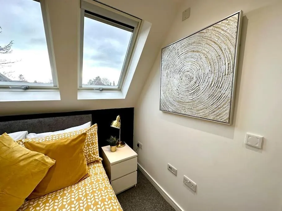 度假居 Massive New 8 Bedroom House Sleeps Up To 21 - Accepts Groups - Great Location - Free Parking - Fast Wifi - Smart Tvs - Sleeps Up To 21 People - Close To Bournemouth & Poole Town Centre & Sandbanks