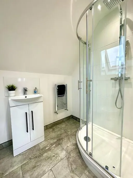 度假居 Massive New 8 Bedroom House Sleeps Up To 21 - Accepts Groups - Great Location - Free Parking - Fast Wifi - Smart Tvs - Sleeps Up To 21 People - Close To Bournemouth & Poole Town Centre & Sandbanks 英国
