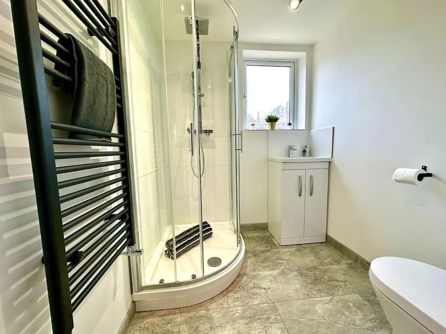 Massive New 8 Bedroom House Sleeps Up To 21 - Accepts Groups - Great Location - Free Parking - Fast Wifi - Smart Tvs - Sleeps Up To 21 People - Close To Bournemouth & Poole Town Centre & Sandbanks 0*,