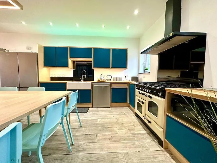 Massive New 8 Bedroom House Sleeps Up To 21 - Accepts Groups - Great Location - Free Parking - Fast Wifi - Smart Tvs - Sleeps Up To 21 People - Close To Bournemouth & Poole Town Centre & Sandbanks 0*,
