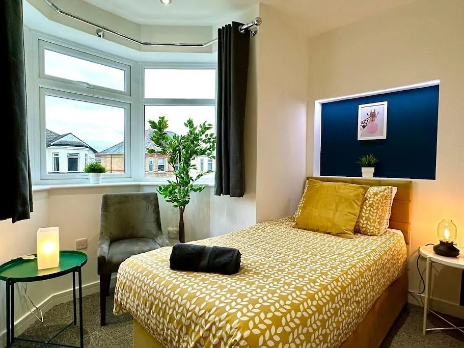 Massive New 8 Bedroom House Sleeps Up To 21 - Accepts Groups - Great Location - Free Parking - Fast Wifi - Smart Tvs - Sleeps Up To 21 People - Close To Bournemouth & Poole Town Centre & Sandbanks