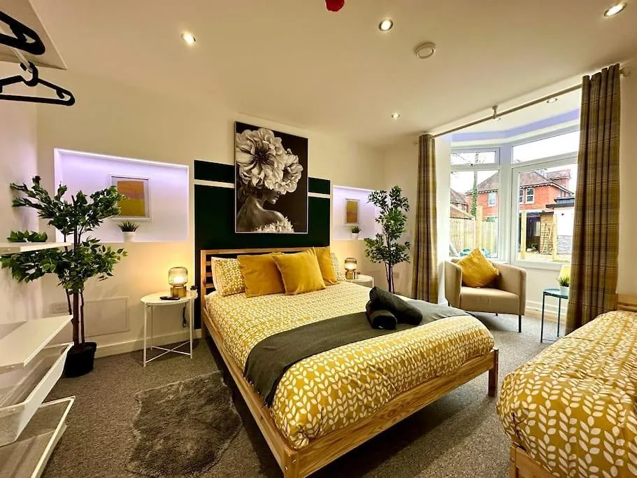 度假居 Massive New 8 Bedroom House Sleeps Up To 21 - Accepts Groups - Great Location - Free Parking - Fast Wifi - Smart Tvs - Sleeps Up To 21 People - Close To Bournemouth & Poole Town Centre & Sandbanks