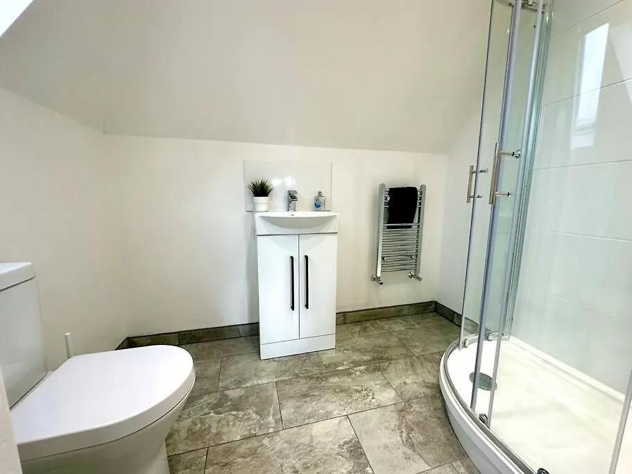 Massive New 8 Bedroom House Sleeps Up To 21 - Accepts Groups - Great Location - Free Parking - Fast Wifi - Smart Tvs - Sleeps Up To 21 People - Close To Bournemouth & Poole Town Centre & Sandbanks 0*,