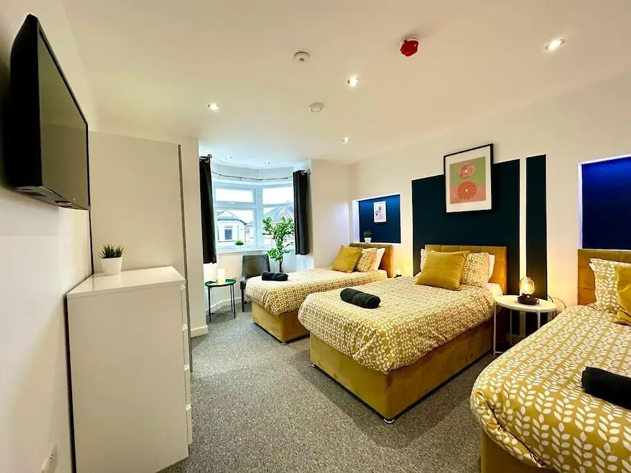 Massive New 8 Bedroom House Sleeps Up To 21 - Accepts Groups - Great Location - Free Parking - Fast Wifi - Smart Tvs - Sleeps Up To 21 People - Close To Bournemouth & Poole Town Centre & Sandbanks 英国