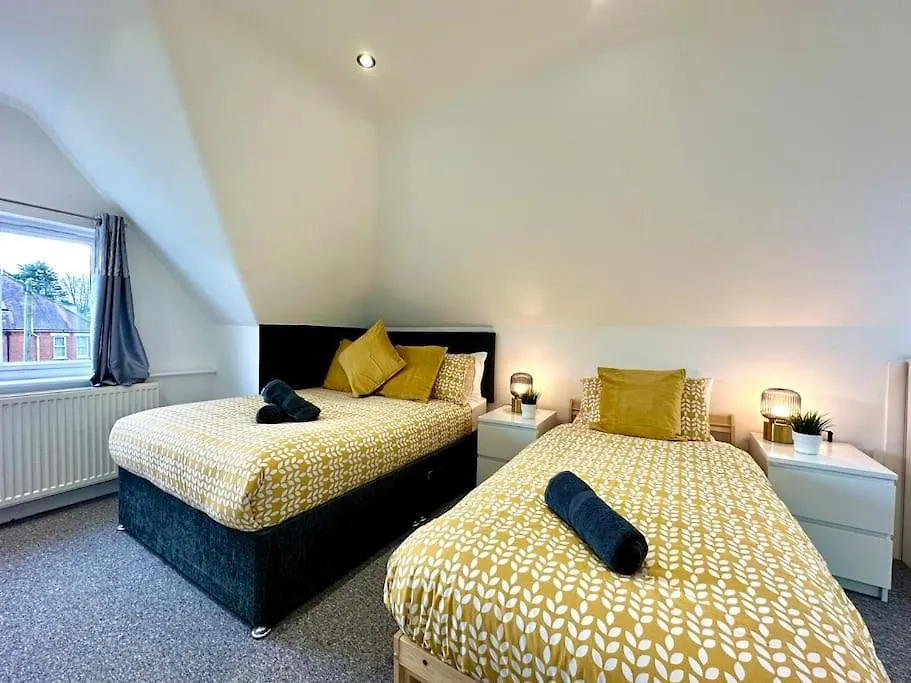 Massive New 8 Bedroom House Sleeps Up To 21 - Accepts Groups - Great Location - Free Parking - Fast Wifi - Smart Tvs - Sleeps Up To 21 People - Close To Bournemouth & Poole Town Centre & Sandbanks 0*,  英国