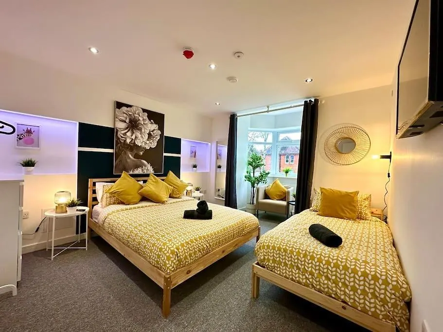 Massive New 8 Bedroom House Sleeps Up To 21 - Accepts Groups - Great Location - Free Parking - Fast Wifi - Smart Tvs - Sleeps Up To 21 People - Close To Bournemouth & Poole Town Centre & Sandbanks 度假居