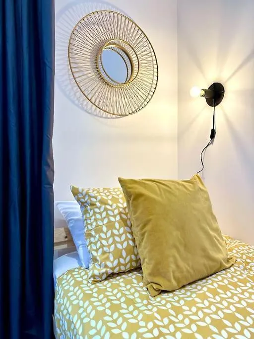 Massive New 8 Bedroom House Sleeps Up To 21 - Accepts Groups - Great Location - Free Parking - Fast Wifi - Smart Tvs - Sleeps Up To 21 People - Close To Bournemouth & Poole Town Centre & Sandbanks