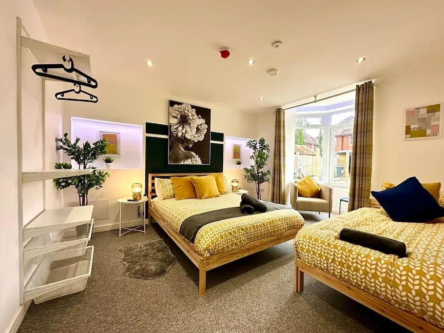 度假居 Massive New 8 Bedroom House Sleeps Up To 21 - Accepts Groups - Great Location - Free Parking - Fast Wifi - Smart Tvs - Sleeps Up To 21 People - Close To Bournemouth & Poole Town Centre & Sandbanks