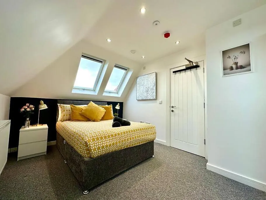 Massive New 8 Bedroom House Sleeps Up To 21 - Accepts Groups - Great Location - Free Parking - Fast Wifi - Smart Tvs - Sleeps Up To 21 People - Close To Bournemouth & Poole Town Centre & Sandbanks