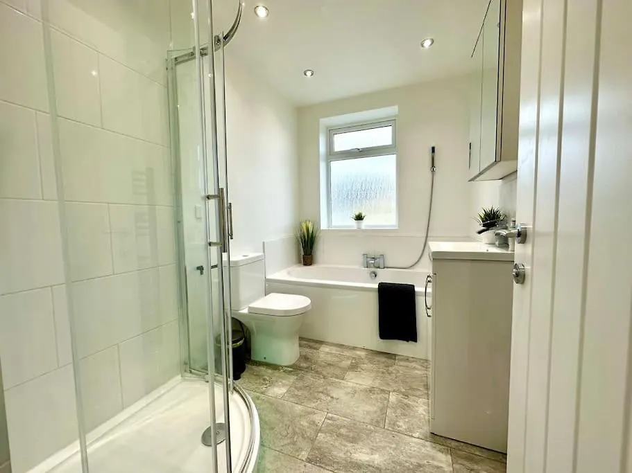 Massive New 8 Bedroom House Sleeps Up To 21 - Accepts Groups - Great Location - Free Parking - Fast Wifi - Smart Tvs - Sleeps Up To 21 People - Close To Bournemouth & Poole Town Centre & Sandbanks 0*,  英国