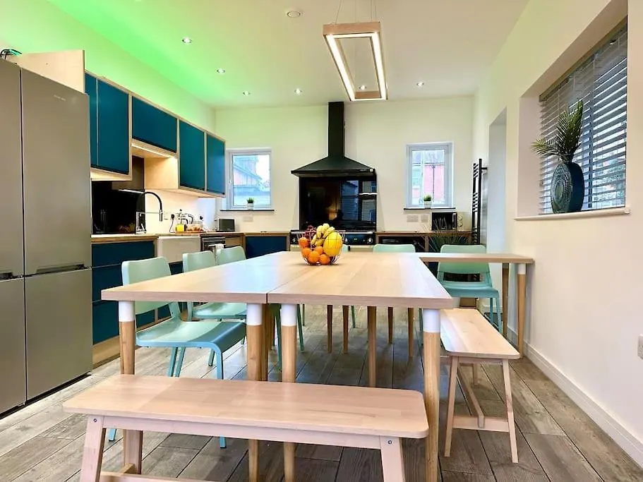 Massive New 8 Bedroom House Sleeps Up To 21 - Accepts Groups - Great Location - Free Parking - Fast Wifi - Smart Tvs - Sleeps Up To 21 People - Close To Bournemouth & Poole Town Centre & Sandbanks 0*,