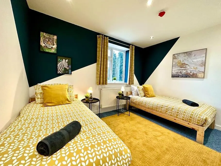 度假居 Massive New 8 Bedroom House Sleeps Up To 21 - Accepts Groups - Great Location - Free Parking - Fast Wifi - Smart Tvs - Sleeps Up To 21 People - Close To Bournemouth & Poole Town Centre & Sandbanks
