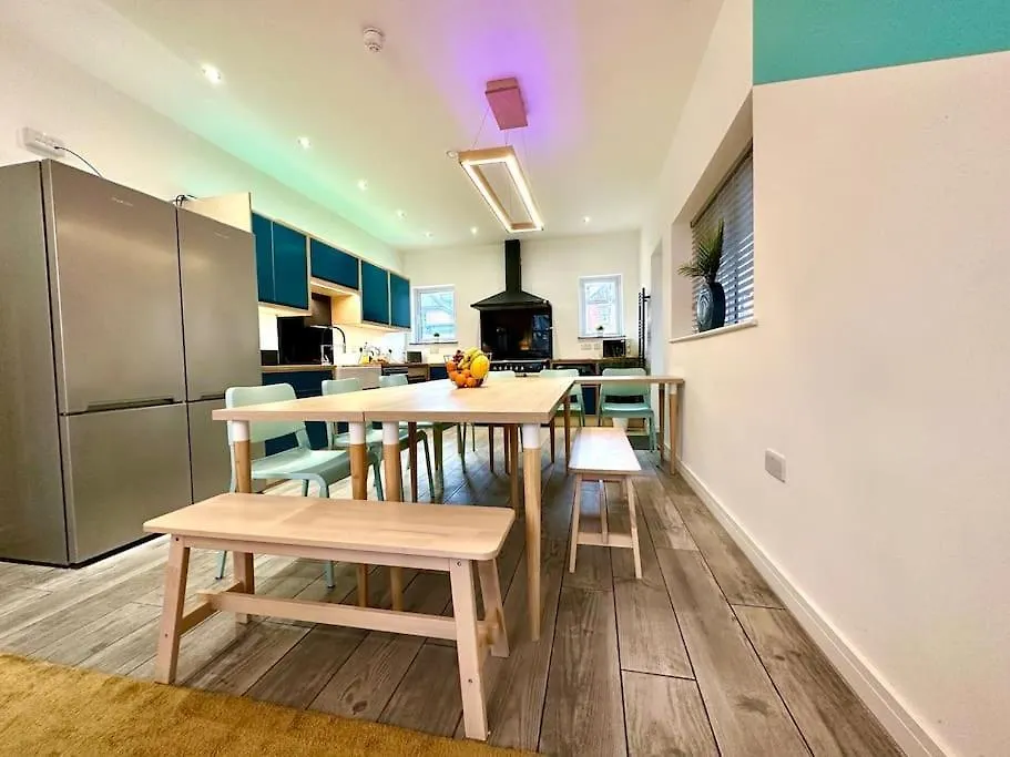 Massive New 8 Bedroom House Sleeps Up To 21 - Accepts Groups - Great Location - Free Parking - Fast Wifi - Smart Tvs - Sleeps Up To 21 People - Close To Bournemouth & Poole Town Centre & Sandbanks 度假居