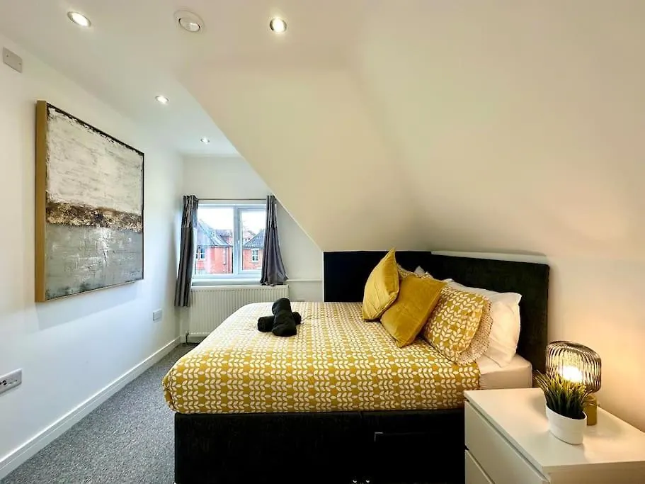度假居 Massive New 8 Bedroom House Sleeps Up To 21 - Accepts Groups - Great Location - Free Parking - Fast Wifi - Smart Tvs - Sleeps Up To 21 People - Close To Bournemouth & Poole Town Centre & Sandbanks