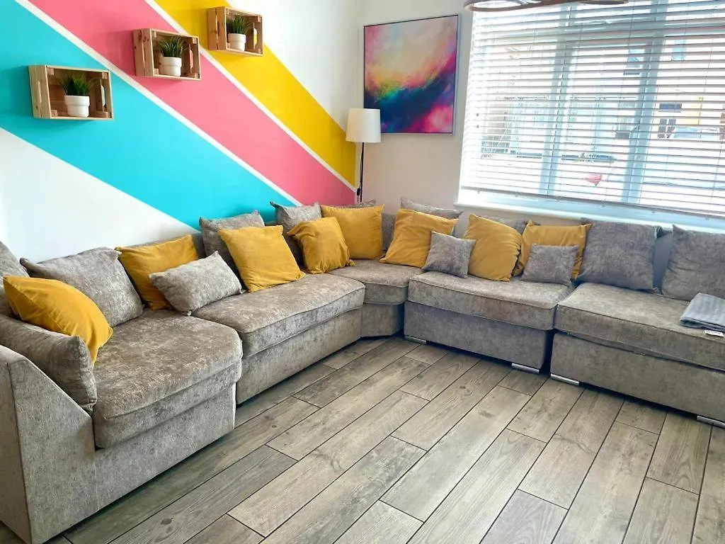 度假居 Massive New 8 Bedroom House Sleeps Up To 21 - Accepts Groups - Great Location - Free Parking - Fast Wifi - Smart Tvs - Sleeps Up To 21 People - Close To Bournemouth & Poole Town Centre & Sandbanks