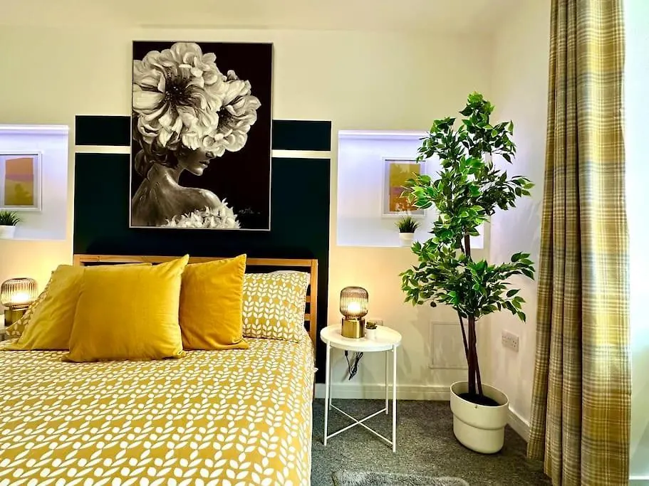 Massive New 8 Bedroom House Sleeps Up To 21 - Accepts Groups - Great Location - Free Parking - Fast Wifi - Smart Tvs - Sleeps Up To 21 People - Close To Bournemouth & Poole Town Centre & Sandbanks イギリス