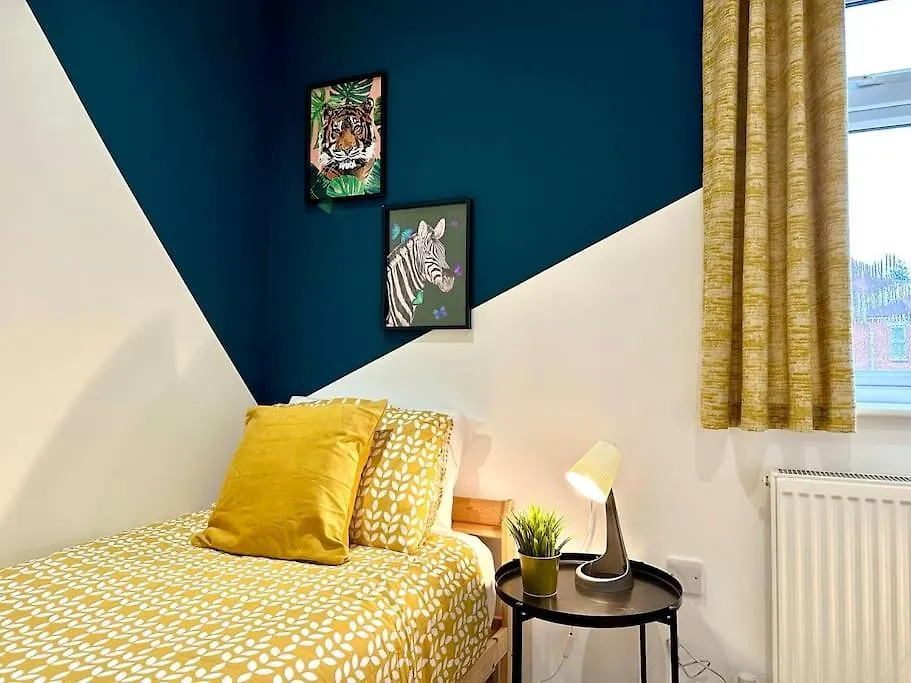 Massive New 8 Bedroom House Sleeps Up To 21 - Accepts Groups - Great Location - Free Parking - Fast Wifi - Smart Tvs - Sleeps Up To 21 People - Close To Bournemouth & Poole Town Centre & Sandbanks 別荘