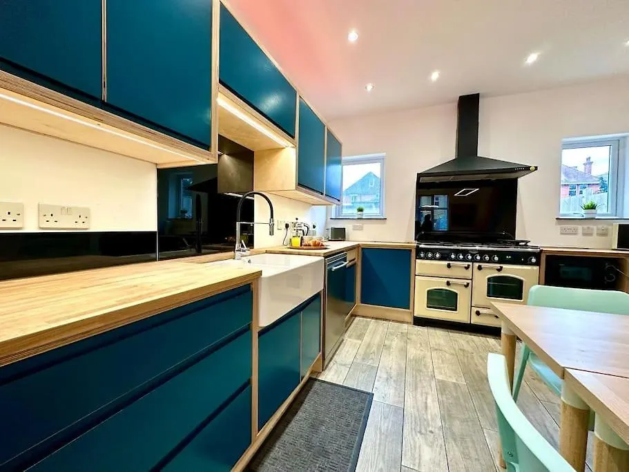 別荘 Massive New 8 Bedroom House Sleeps Up To 21 - Accepts Groups - Great Location - Free Parking - Fast Wifi - Smart Tvs - Sleeps Up To 21 People - Close To Bournemouth & Poole Town Centre & Sandbanks