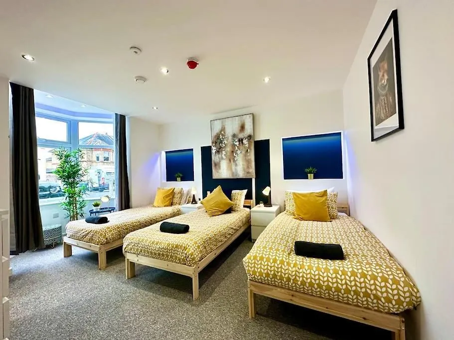 Massive New 8 Bedroom House Sleeps Up To 21 - Accepts Groups - Great Location - Free Parking - Fast Wifi - Smart Tvs - Sleeps Up To 21 People - Close To Bournemouth & Poole Town Centre & Sandbanks 0*,