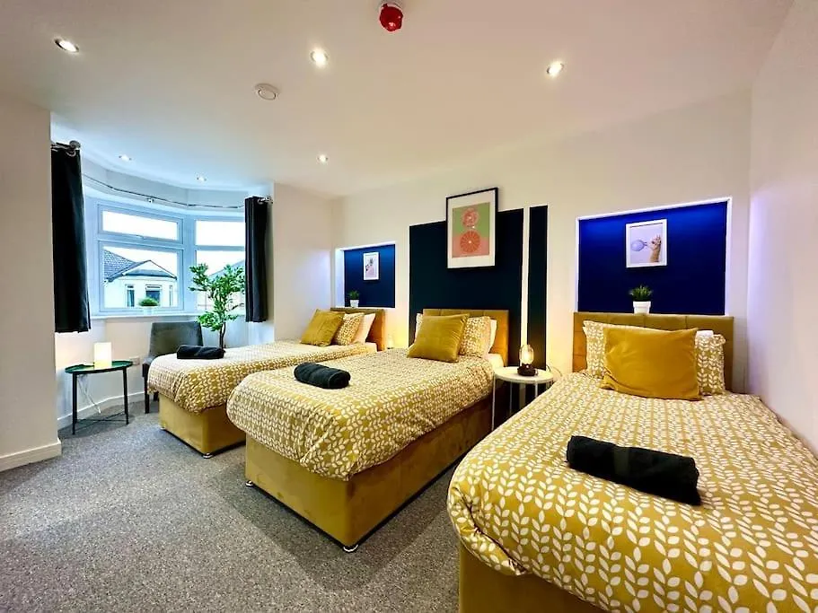 Massive New 8 Bedroom House Sleeps Up To 21 - Accepts Groups - Great Location - Free Parking - Fast Wifi - Smart Tvs - Sleeps Up To 21 People - Close To Bournemouth & Poole Town Centre & Sandbanks 0*,  イギリス