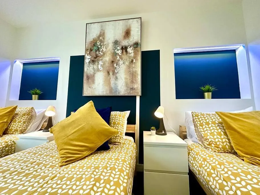 Massive New 8 Bedroom House Sleeps Up To 21 - Accepts Groups - Great Location - Free Parking - Fast Wifi - Smart Tvs - Sleeps Up To 21 People - Close To Bournemouth & Poole Town Centre & Sandbanks 別荘