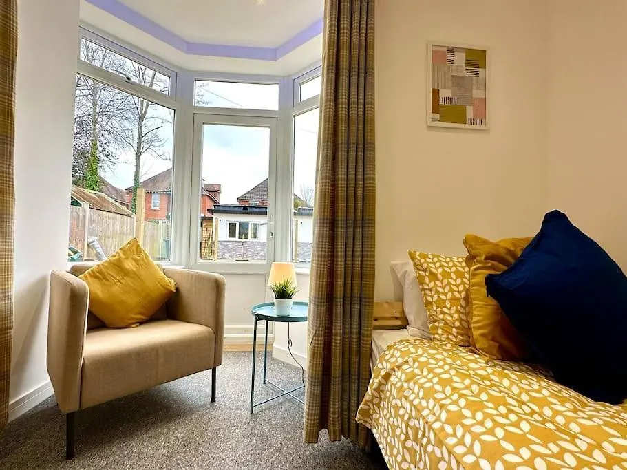 Massive New 8 Bedroom House Sleeps Up To 21 - Accepts Groups - Great Location - Free Parking - Fast Wifi - Smart Tvs - Sleeps Up To 21 People - Close To Bournemouth & Poole Town Centre & Sandbanks