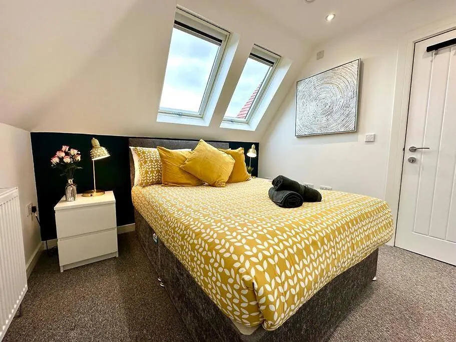 Massive New 8 Bedroom House Sleeps Up To 21 - Accepts Groups - Great Location - Free Parking - Fast Wifi - Smart Tvs - Sleeps Up To 21 People - Close To Bournemouth & Poole Town Centre & Sandbanks
