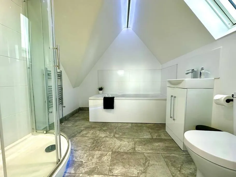 別荘 Massive New 8 Bedroom House Sleeps Up To 21 - Accepts Groups - Great Location - Free Parking - Fast Wifi - Smart Tvs - Sleeps Up To 21 People - Close To Bournemouth & Poole Town Centre & Sandbanks