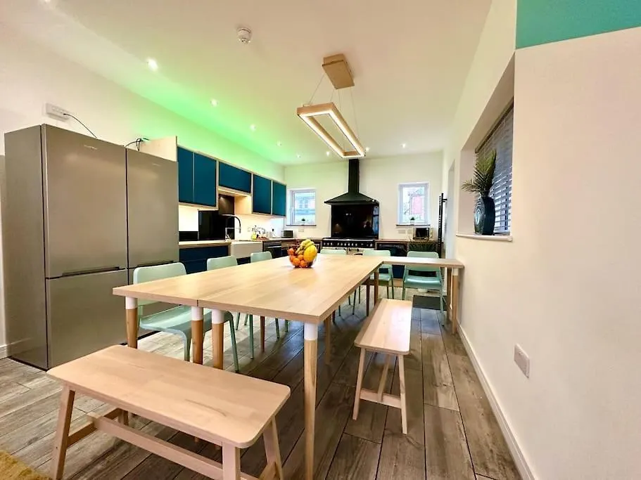 Massive New 8 Bedroom House Sleeps Up To 21 - Accepts Groups - Great Location - Free Parking - Fast Wifi - Smart Tvs - Sleeps Up To 21 People - Close To Bournemouth & Poole Town Centre & Sandbanks