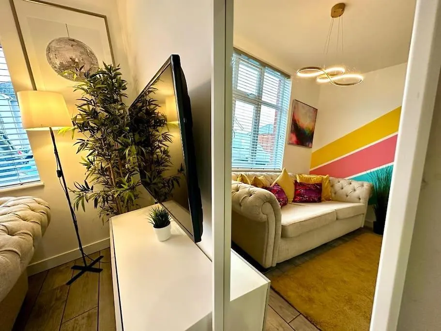 別荘 Massive New 8 Bedroom House Sleeps Up To 21 - Accepts Groups - Great Location - Free Parking - Fast Wifi - Smart Tvs - Sleeps Up To 21 People - Close To Bournemouth & Poole Town Centre & Sandbanks イギリス