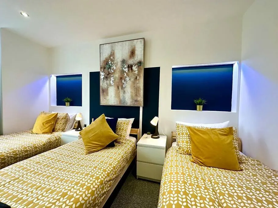 Massive New 8 Bedroom House Sleeps Up To 21 - Accepts Groups - Great Location - Free Parking - Fast Wifi - Smart Tvs - Sleeps Up To 21 People - Close To Bournemouth & Poole Town Centre & Sandbanks 別荘