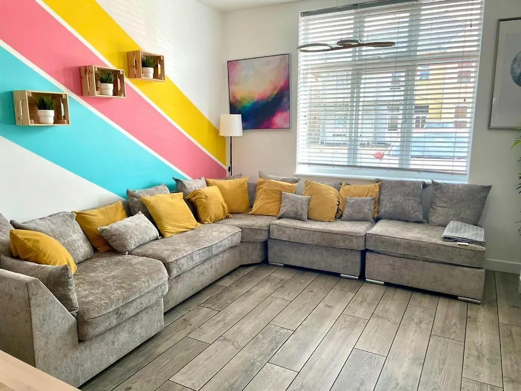Massive New 8 Bedroom House Sleeps Up To 21 - Accepts Groups - Great Location - Free Parking - Fast Wifi - Smart Tvs - Sleeps Up To 21 People - Close To Bournemouth & Poole Town Centre & Sandbanksの連絡先